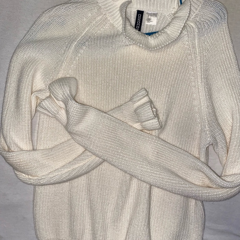 Comfy white sweater 🤍